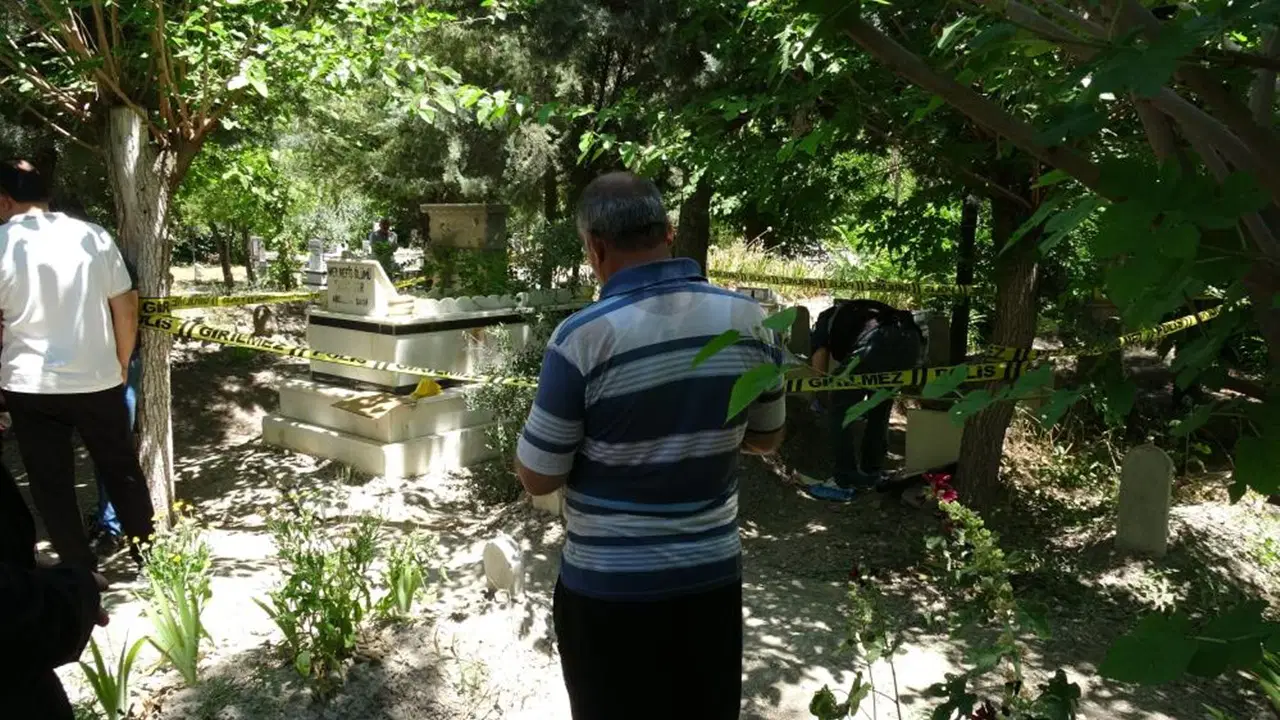 Malatya'da 71 Yaşındaki Adam Mezarlıkta Kendini Asarak Hayatına Son Verdi