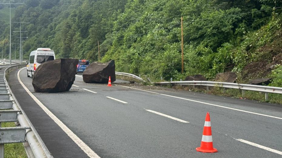 Rize'de Sağanak Sonrası Kopan Dev Kayalar Karadeniz Sahil Yolu'nu Kapattı