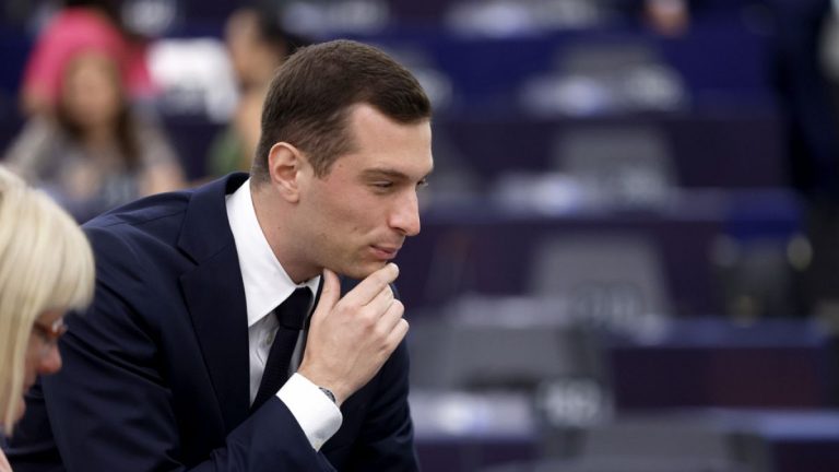 Avrupa Parlamentosu’ndaki aşırı sağcılar başkan yardımcılığı görevlerinden uzaklaştırıldı