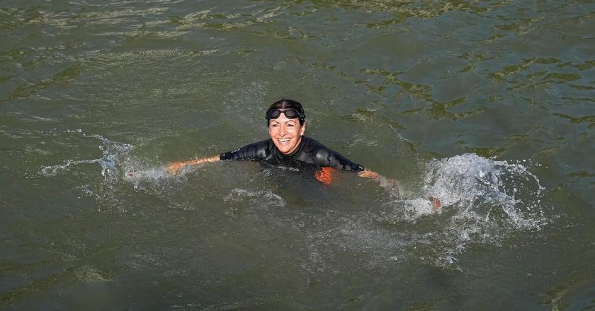 Video.  Paris Belediye Başkanı Anne Hidalgo Seine Nehri’nde yüzdü