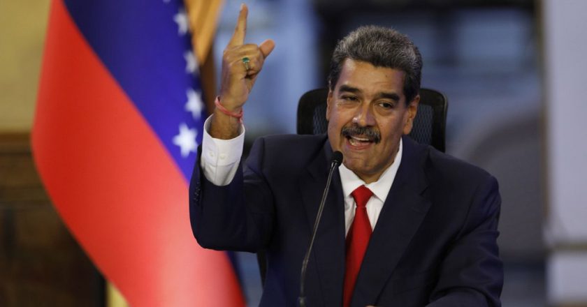 Maduro, sosyal medyayı “siber-faşist darbe” yapmakla suçladı ve WhatsApp’ı telefonundan sildi