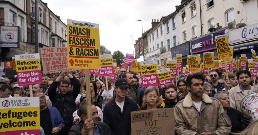 İngiltere’de binlerce kişi aşırı sağcılara yönelik ırkçılığı protesto etti