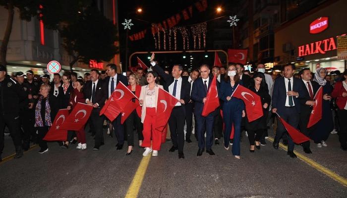 CHP lideri Özgür Özel, 29 Ekim’i Manisa’da kutladı: “Ne teröre, ne korkuya boyun eğeceğiz.”