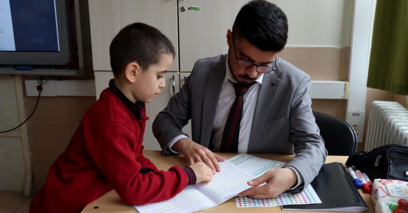 Depremde sol gözünü kaybetti: Öğrencilerinin sevgisiyle zorlukları aştı