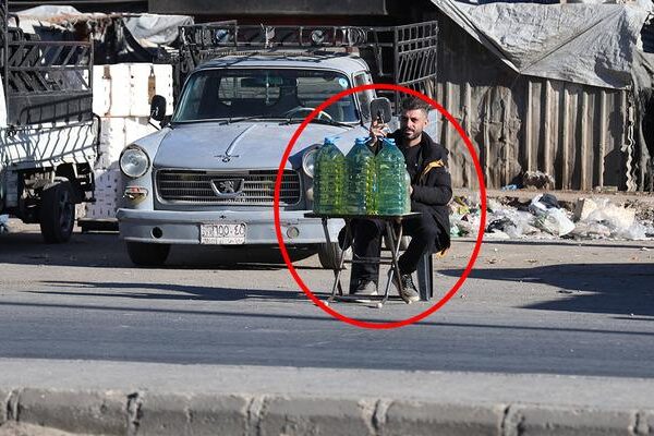 Cep telefonuna benzin bile düştü! Yol kenarında satmaya başladılar! Suriye'den gelen görüntüler şaşırttı