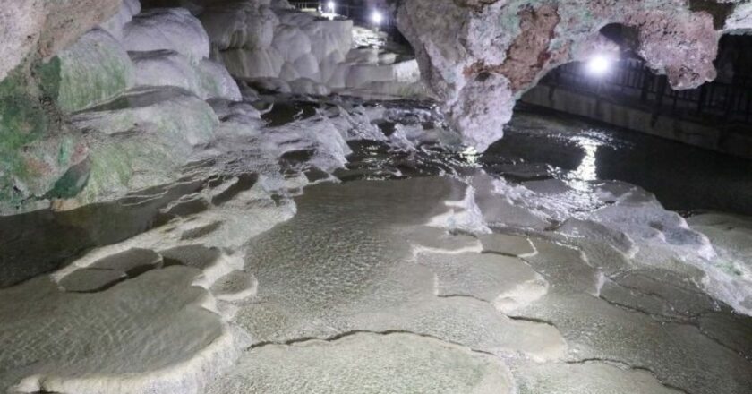 Yeraltında saklı “Pamukkale”: Kaklık Mağarası bembeyaz travertenleriyle dikkat çekiyor – Son Dakika Türkiye Haberleri