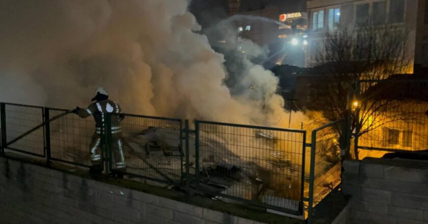 Beyoğlu’nda yangın: Üç gecekondu kullanılamaz hale geldi