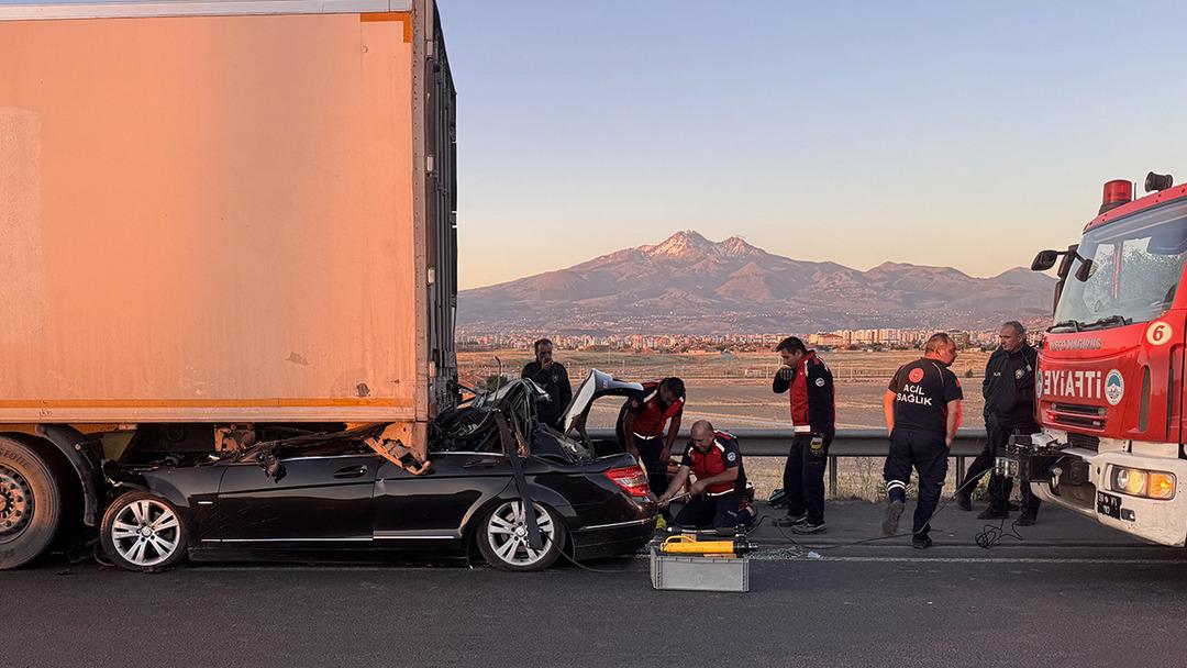 Kayseri'de inanılmaz bir kaza! Lüks araç yıkıldı, sürücü korkunç 2 korkunç bir şekilde öldü