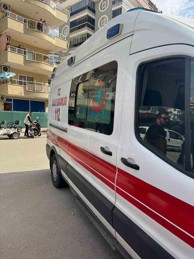 Alanya'da boşanma aşamasında olan eşini sokakta yaraladı.