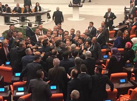 Bütçe tartışmaları gerilim dolu başladı! Vekiller arasında gergin anlar yaşandı.