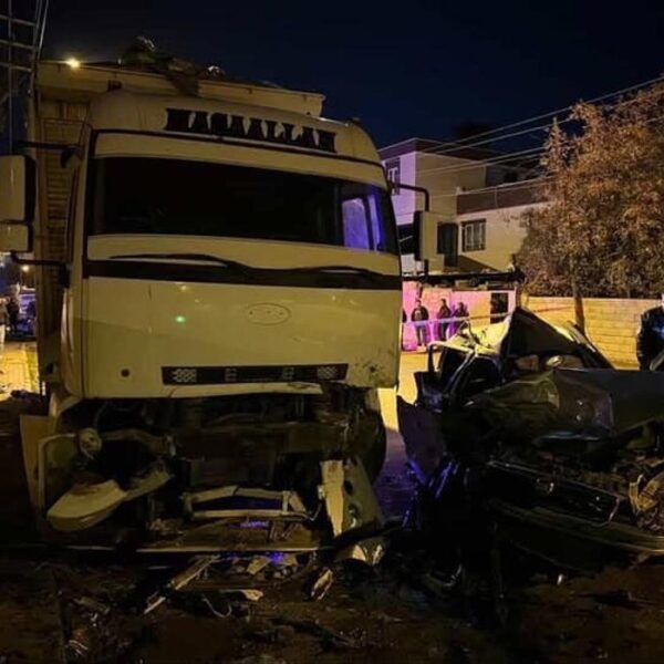 Park halindeki kamyona çarpan araçtaki iki genç yaşamını yitirdi