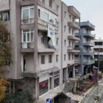 Avcılar’da boşaltılan binanın balkonu yıkıldı