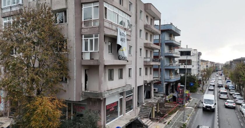Avcılar’da boşaltılan binanın balkonu yıkıldı