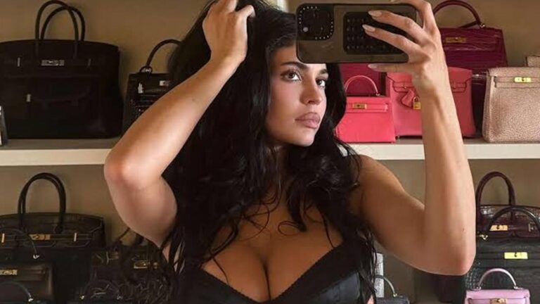 Kylie Jenner, Khy kampanyası için soyundu!