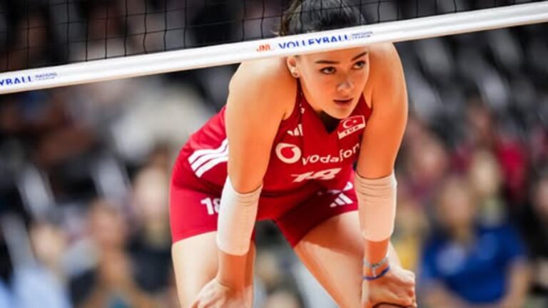 Zehra Güneş voleybol gala gecesinde! Kırmızı elbisesiyle beğeni topladı