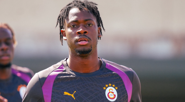 Galatasaray’da yeni transfer El Chadaille Bitshiabu, takımla ilk antrenmanına çıktı
